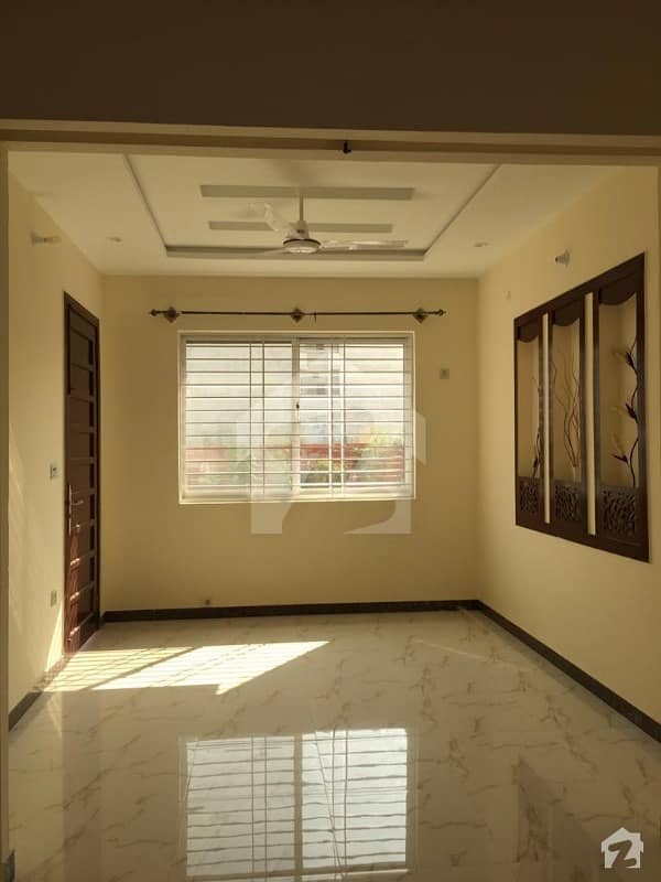 جناح گارڈنز ایف ای سی ایچ ایس اسلام آباد میں 5 کمروں کا 8 مرلہ مکان 1.45 کروڑ میں برائے فروخت۔
