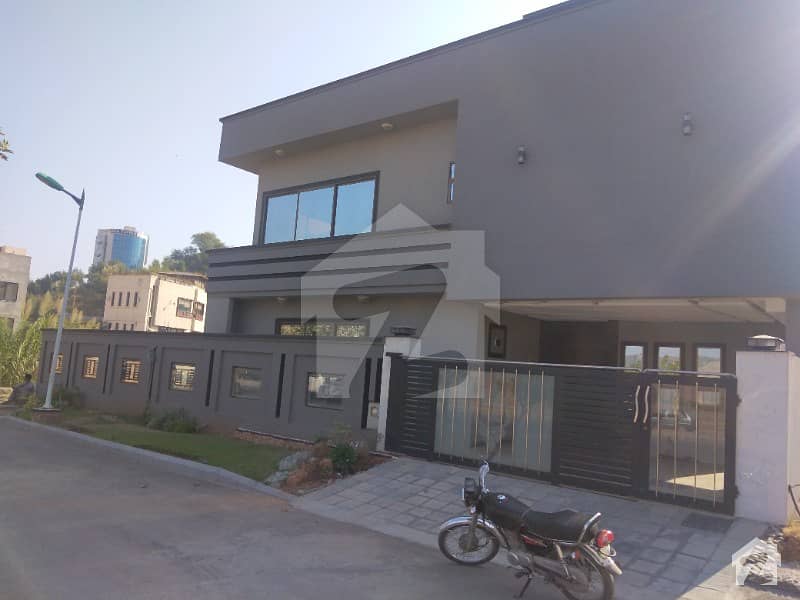 بحریہ ٹاؤن فیز 8 بحریہ ٹاؤن راولپنڈی راولپنڈی میں 5 کمروں کا 16 مرلہ مکان 3.7 کروڑ میں برائے فروخت۔