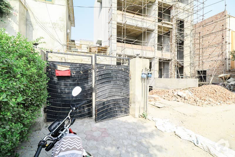 Building Of 4500  Square Feet In Gulberg For Sale