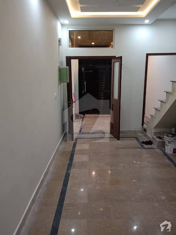 علی پارک کینٹ لاہور میں 4 کمروں کا 2 مرلہ مکان 67 لاکھ میں برائے فروخت۔