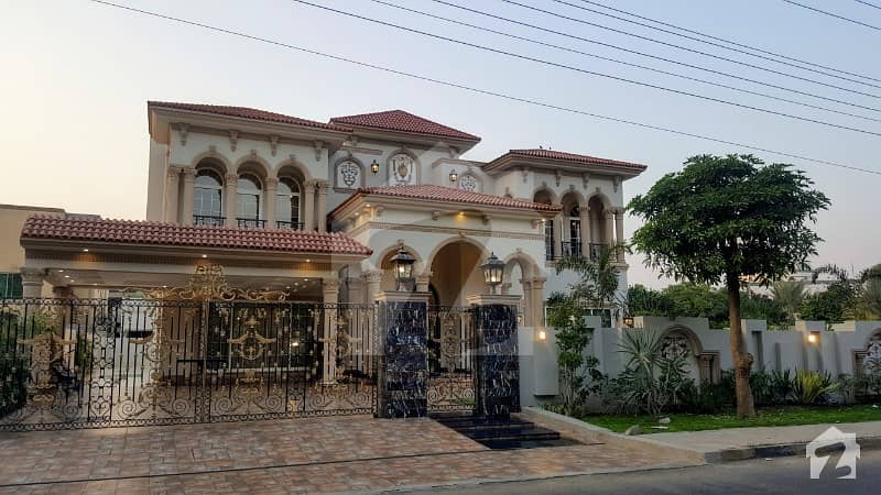 ویلینشیاء ہاؤسنگ سوسائٹی لاہور میں 6 کمروں کا 2 کنال مکان 11.5 کروڑ میں برائے فروخت۔