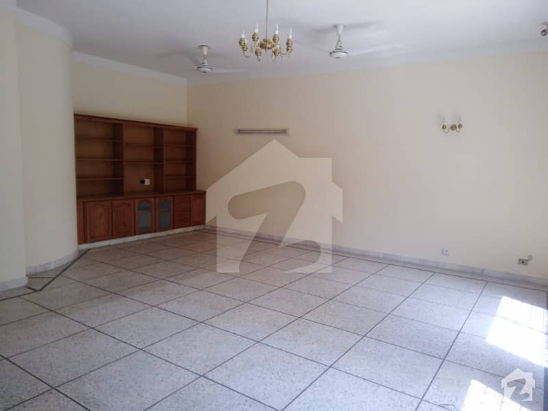 F-8 500 Sqyd House 6 Bedrooms With Attached Bathrooms Available For Rent