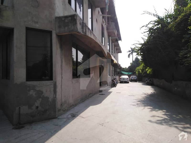 3.5 Kanal Building In Upper Mall For Rent