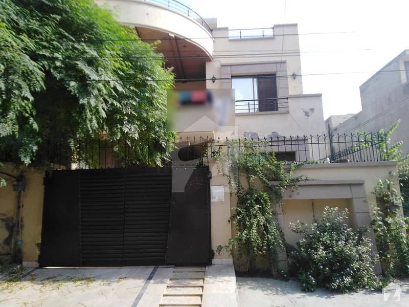 In Johar Town House For Sale Sized 7.5 Marla