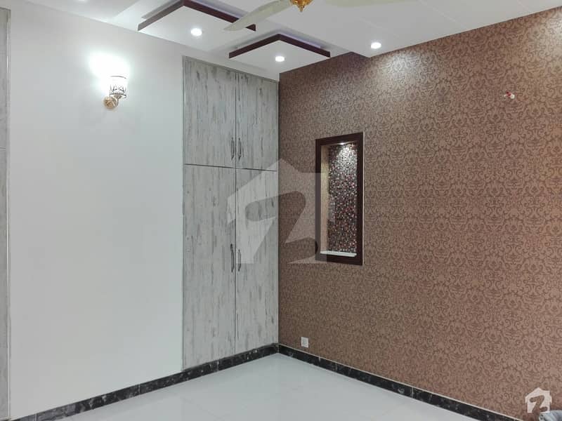 طارق گارڈنز ۔ بلاک بی طارق گارڈنز لاہور میں 5 کمروں کا 10 مرلہ مکان 2.8 کروڑ میں برائے فروخت۔