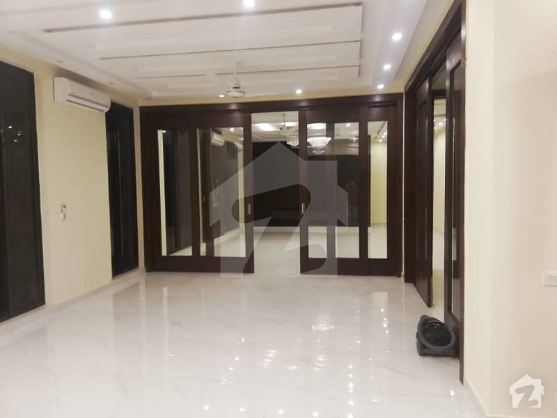 شامی روڈ کینٹ لاہور میں 5 کمروں کا 1.4 کنال مکان 2 لاکھ میں کرایہ پر دستیاب ہے۔
