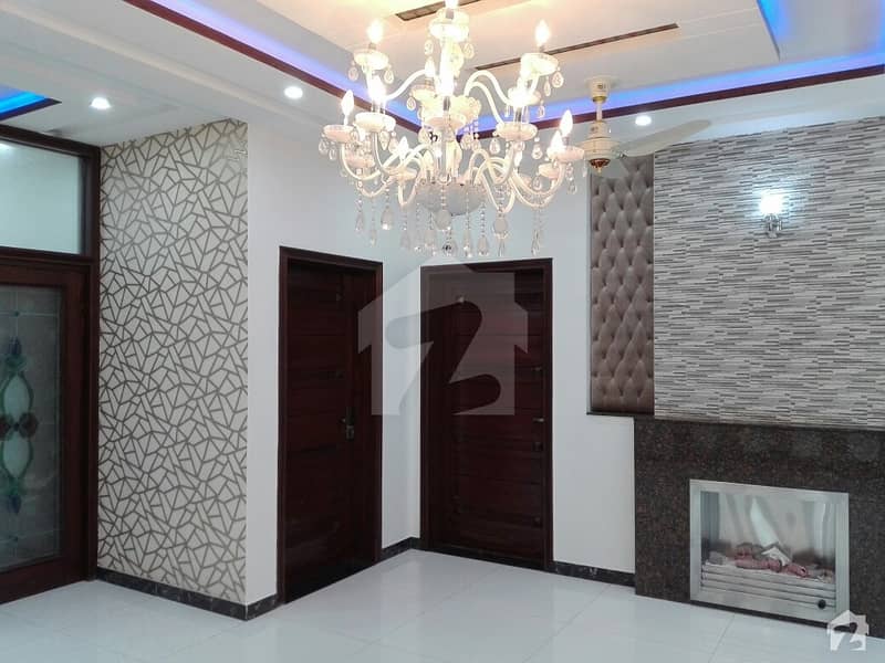 طارق گارڈنز ۔ بلاک بی طارق گارڈنز لاہور میں 5 کمروں کا 10 مرلہ مکان 2.8 کروڑ میں برائے فروخت۔