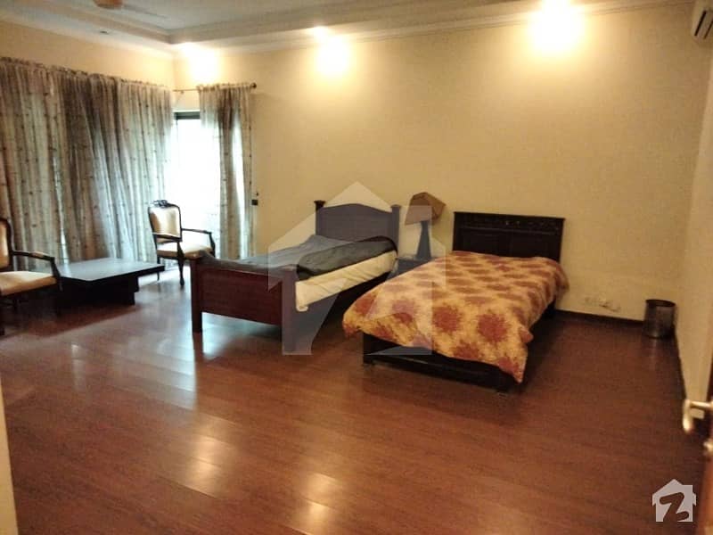 سرور کالونی کینٹ لاہور میں 6 کمروں کا 1.6 کنال مکان 16 کروڑ میں برائے فروخت۔