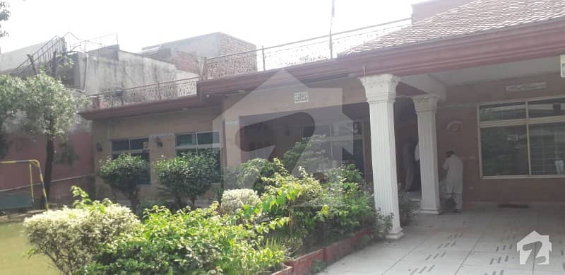 علامہ اقبال ٹاؤن لاہور میں 6 کمروں کا 2 کنال مکان 3.5 لاکھ میں کرایہ پر دستیاب ہے۔