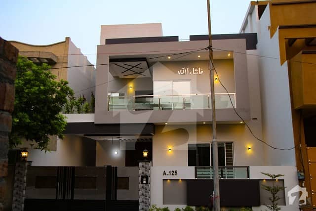 ایڈن گارڈنز فیصل آباد میں 5 کمروں کا 10 مرلہ مکان 2.5 کروڑ میں برائے فروخت۔