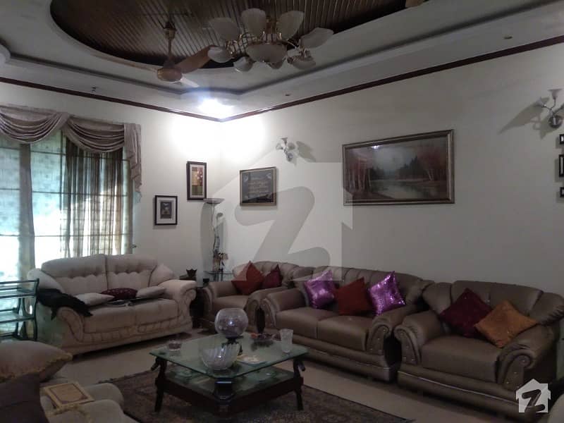 کیولری گراؤنڈ لاہور میں 6 کمروں کا 1.35 کنال مکان 8.5 کروڑ میں برائے فروخت۔