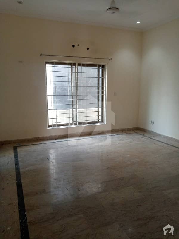 یو ای ٹی ہاؤسنگ سوسائٹی لاہور میں 6 کمروں کا 10 مرلہ مکان 70 ہزار میں کرایہ پر دستیاب ہے۔