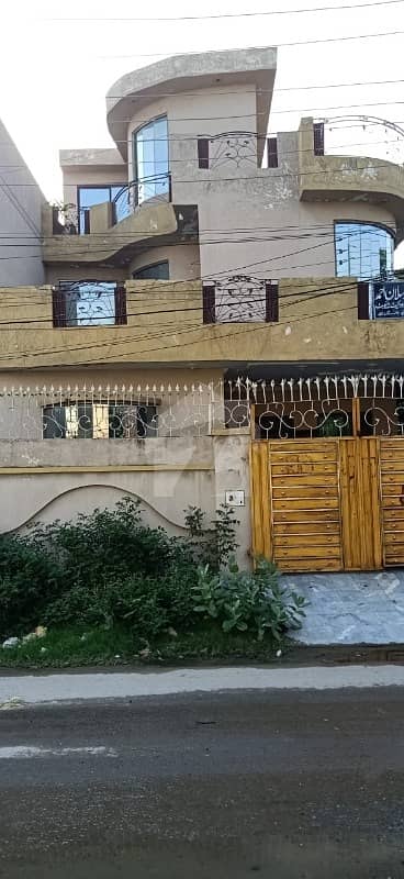 جوہر ٹاؤن لاہور میں 4 کمروں کا 7 مرلہ مکان 1.3 کروڑ میں برائے فروخت۔