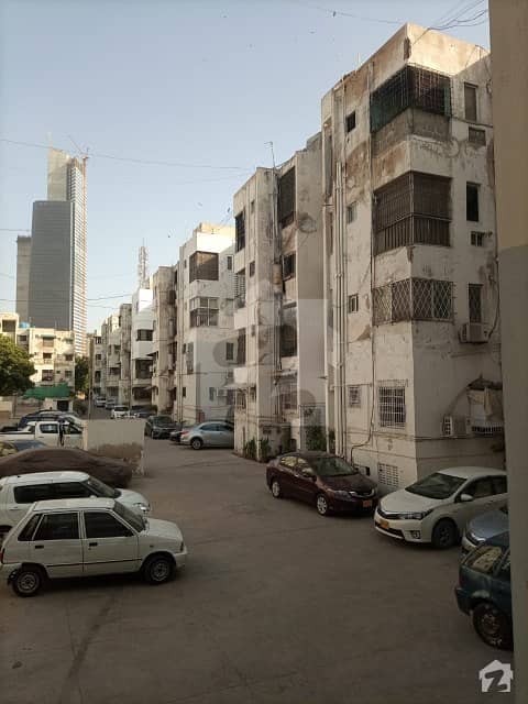 کلفٹن کراچی میں 3 کمروں کا 8 مرلہ فلیٹ 3.2 کروڑ میں برائے فروخت۔