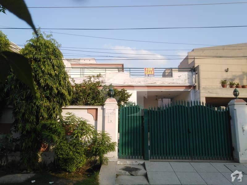 In Johar Town House For Sale Sized 2700  Square Feet