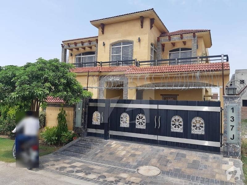 1 Kanal Luxurious House Is Available For Rent In Phase 6 Block C