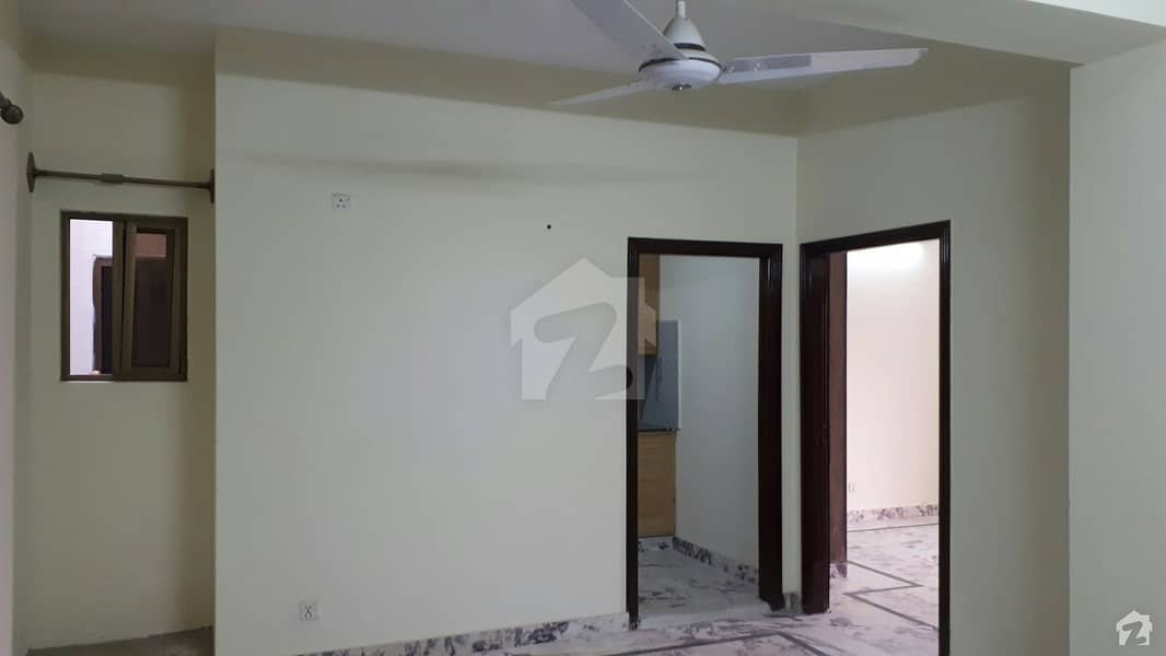 Chakri Road Flat Sized 900 Square Feet For Sale