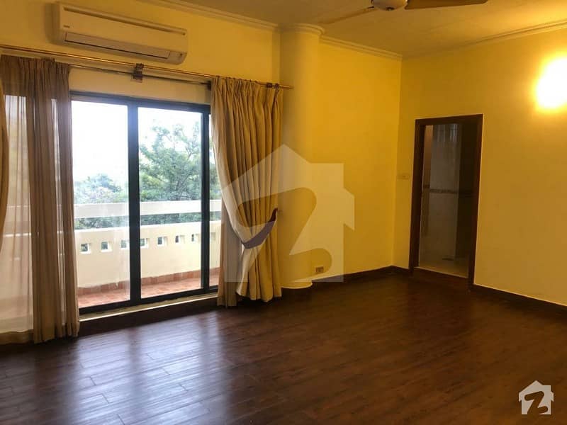 2800  Square Feet Flat For Sale In G-5