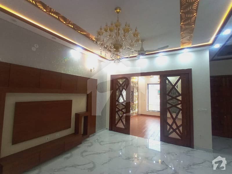طارق گارڈنز لاہور میں 5 کمروں کا 10 مرلہ مکان 3.1 کروڑ میں برائے فروخت۔
