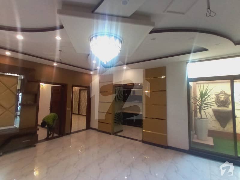جی سی پی ہاؤسنگ اسکیم لاہور میں 5 کمروں کا 11 مرلہ مکان 2.6 کروڑ میں برائے فروخت۔