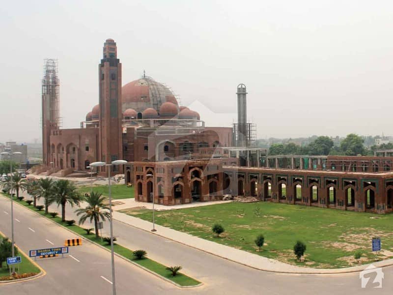 بحریہ ٹاؤن سیکٹر سی بحریہ ٹاؤن لاہور میں 6 مرلہ کمرشل پلاٹ 3.6 کروڑ میں برائے فروخت۔