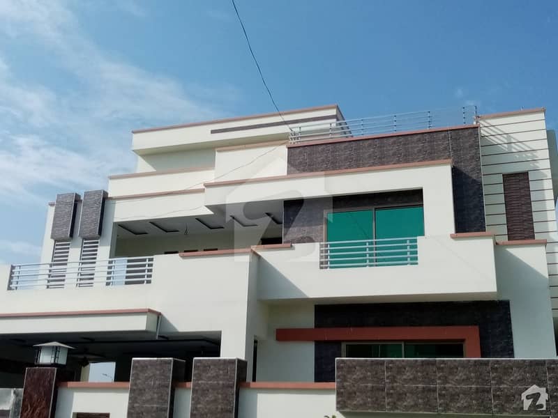 1 Kanal House Ideally Situated In DC Colony