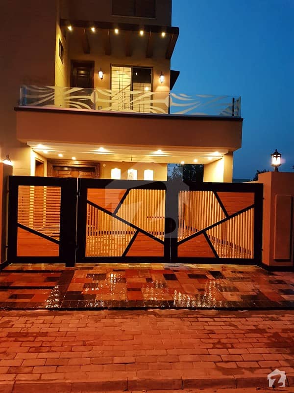 بحریہ ٹاؤن ٹیولپ بلاک بحریہ ٹاؤن سیکٹر سی بحریہ ٹاؤن لاہور میں 5 کمروں کا 10 مرلہ مکان 2.4 کروڑ میں برائے فروخت۔