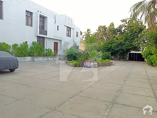 Vip Big Bungalow 3250 Yards On Lalazar Area For Urgent Sale