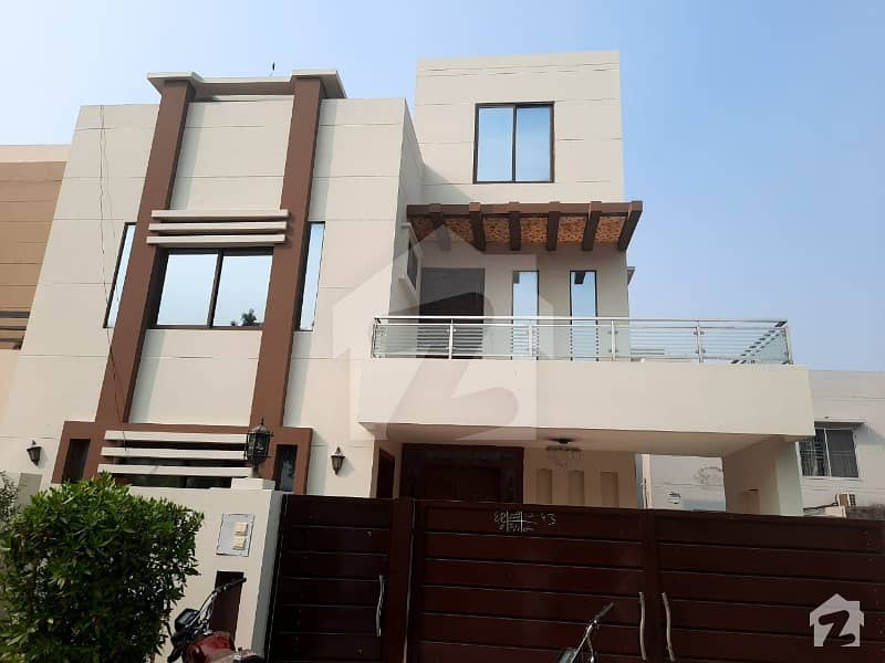 بحریہ ٹاؤن سیکٹر سی بحریہ ٹاؤن لاہور میں 5 کمروں کا 10 مرلہ مکان 1.9 کروڑ میں برائے فروخت۔