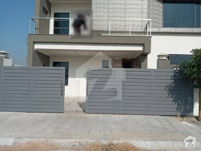 10 Marla Newly Constructed Well Designed Solid And Complete Professor's Owned And Constructed For Himself House For Sale