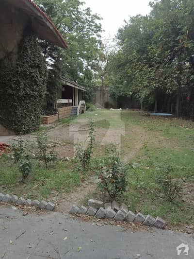 Gulberg 4 Kanal Old House Is Available For Sale Gulberg 4 Kanal Old House Is Available For Sale