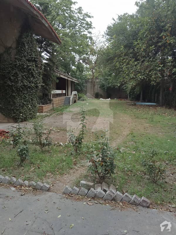 Gulberg 4 Kanal Old House Is Available For Sale