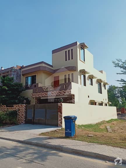 Bahria Nasheman 8 Marla  House Good Condition Main Boulevard For Sale Very Low Price